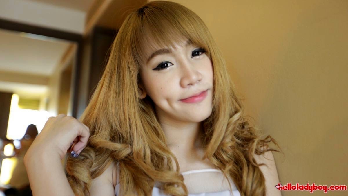 Bangkok T-Girl Gives Rough Deepthroat To White Tourist Tool